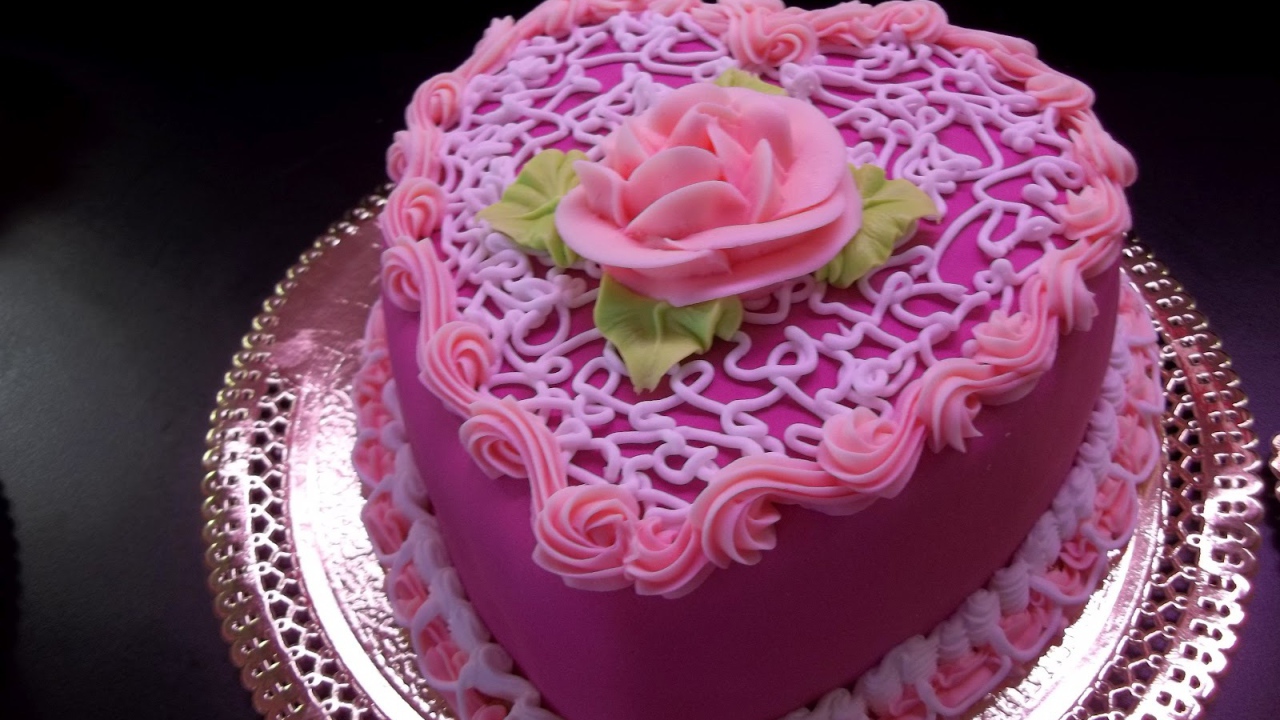 Торт на день рождения в форме сердца