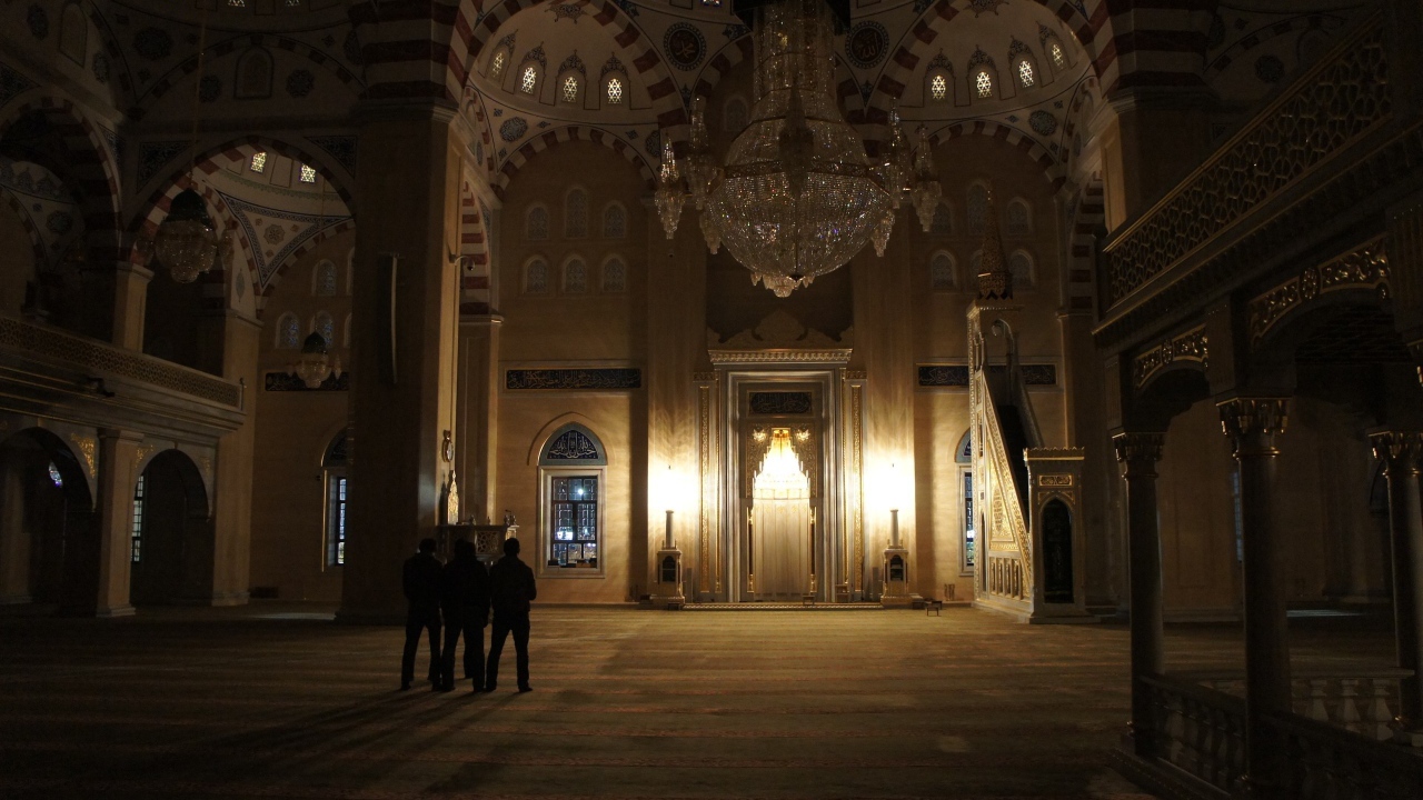 Зал в мечети