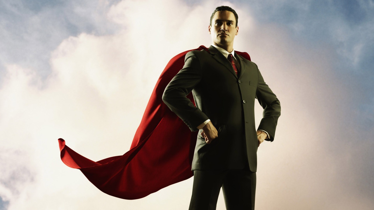 Мужчина в красном плаще