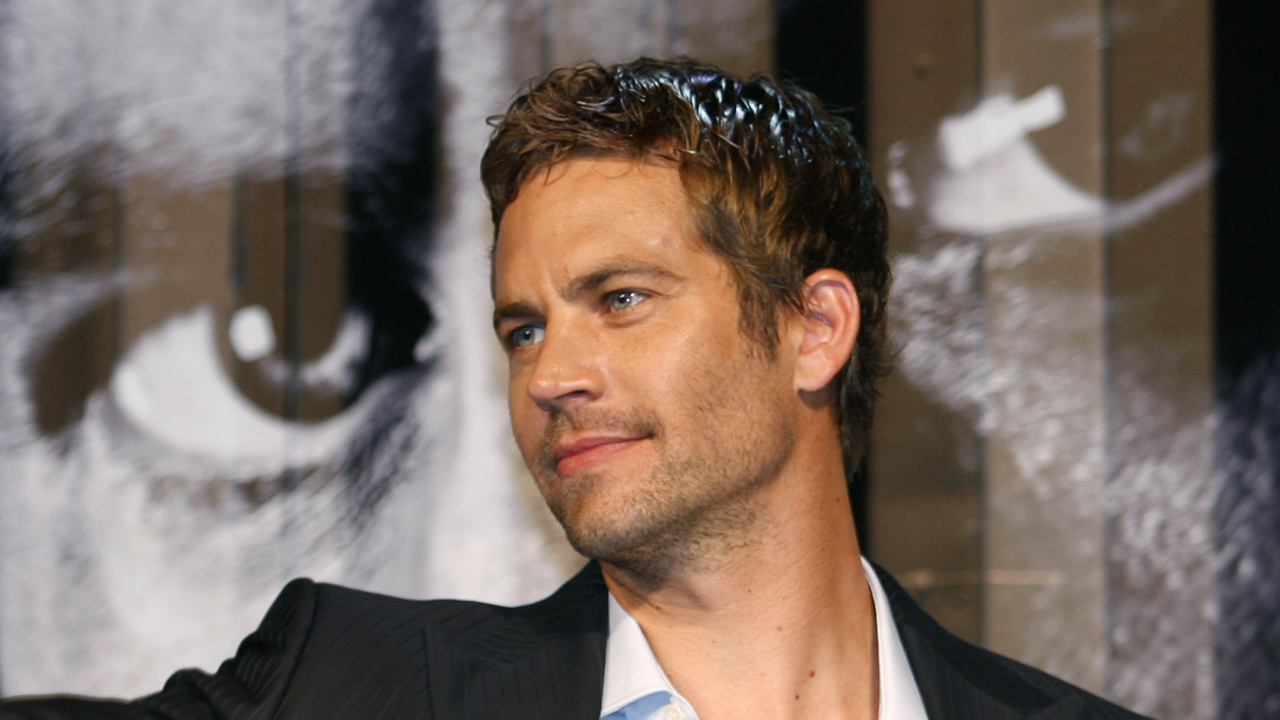 Известный Актер Пол Уокер в костюме