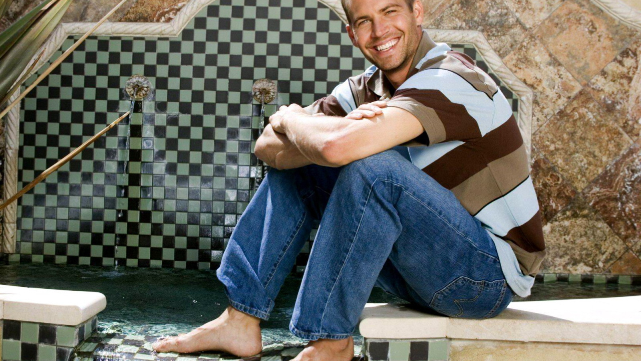 Известный актер из фильма Форсаж Пол Уокер рядом с бассейном