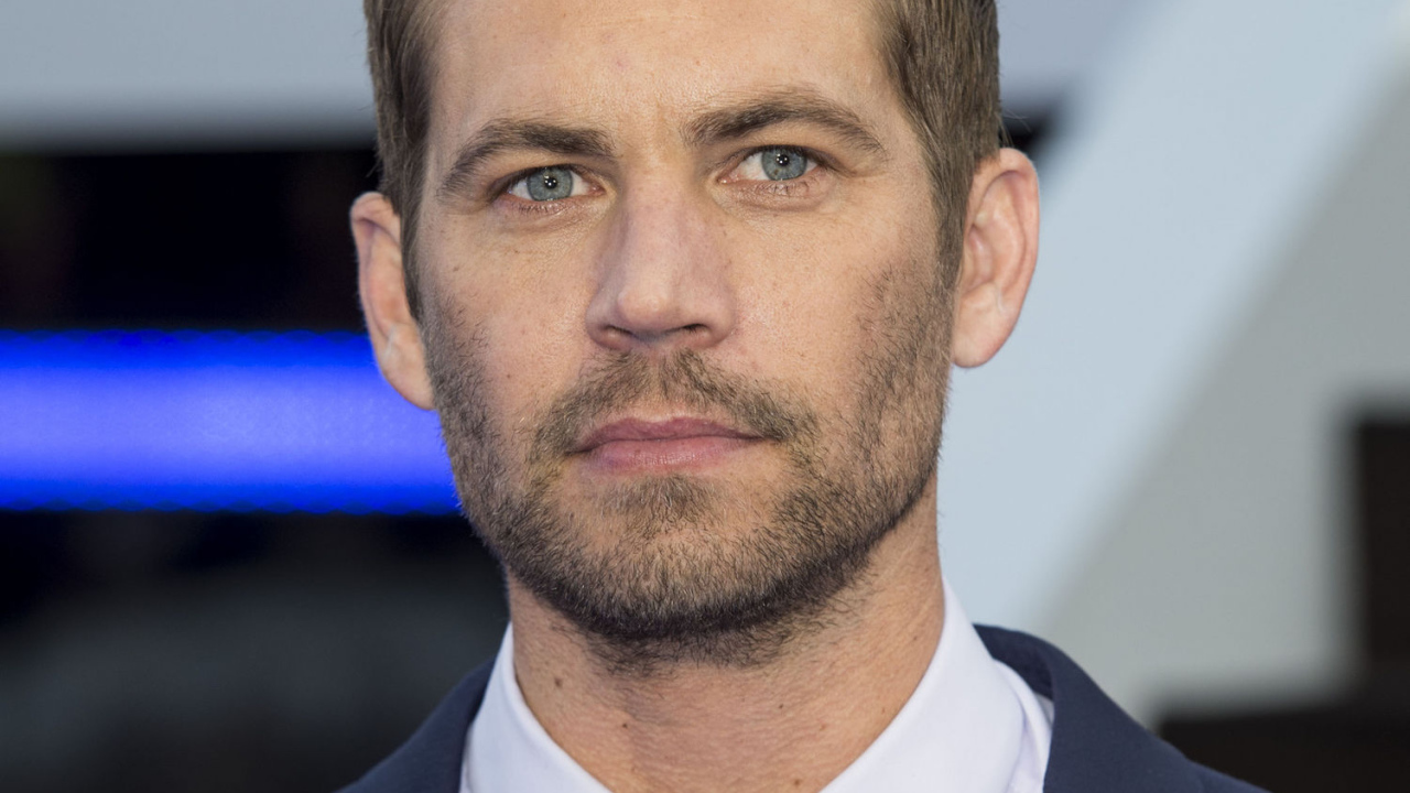 Пол Уокер в синем костюме