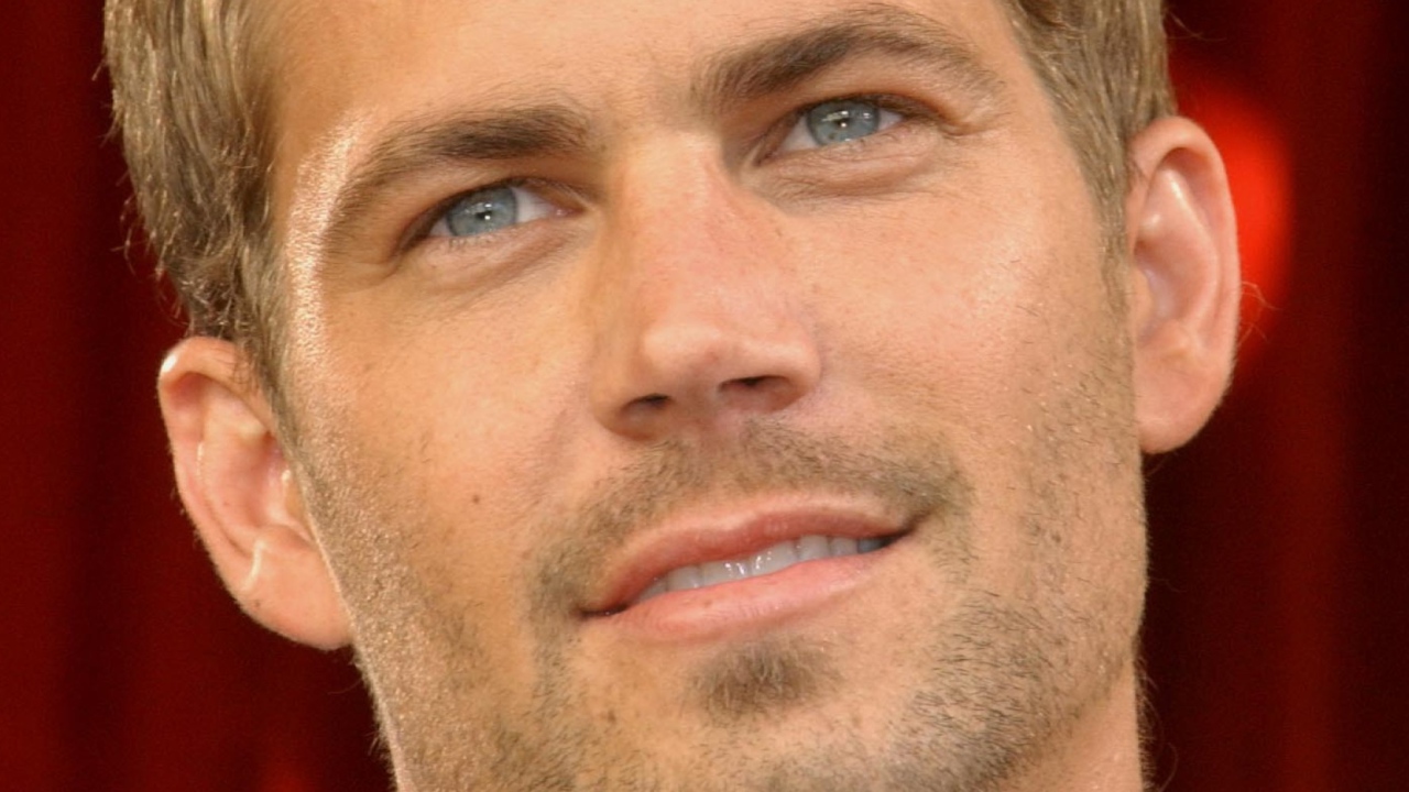 Пол Уокер на красном фоне