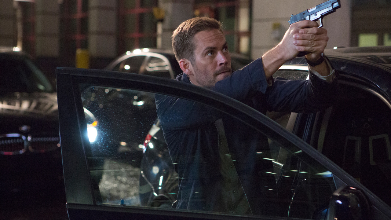 Пол Уокер с пистолетом