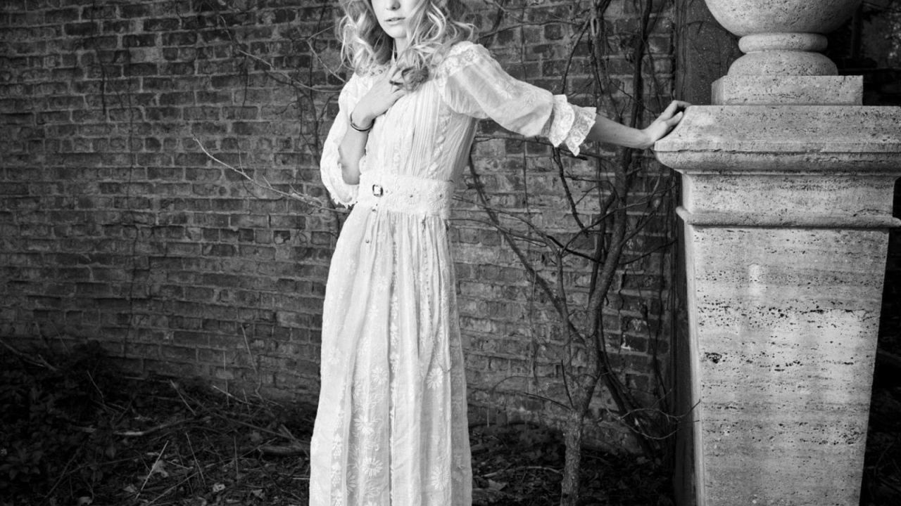 Актриса в белом платье