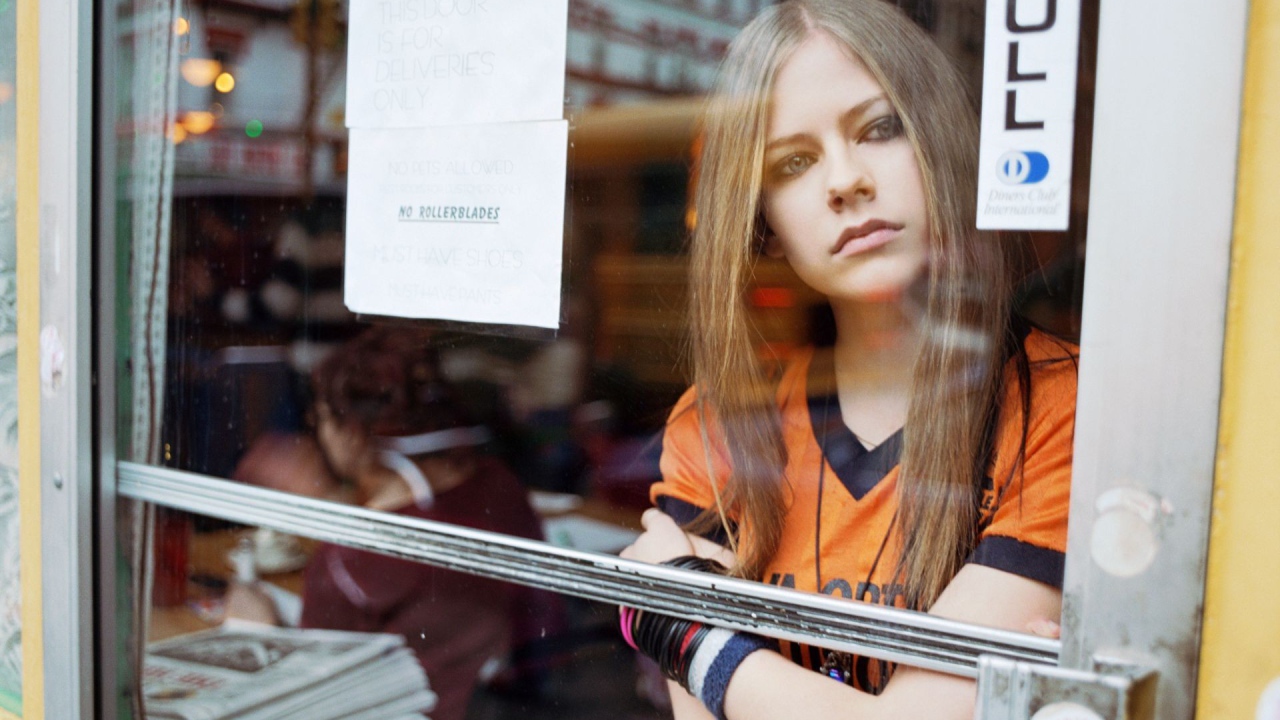 Девушка смотрит в окно