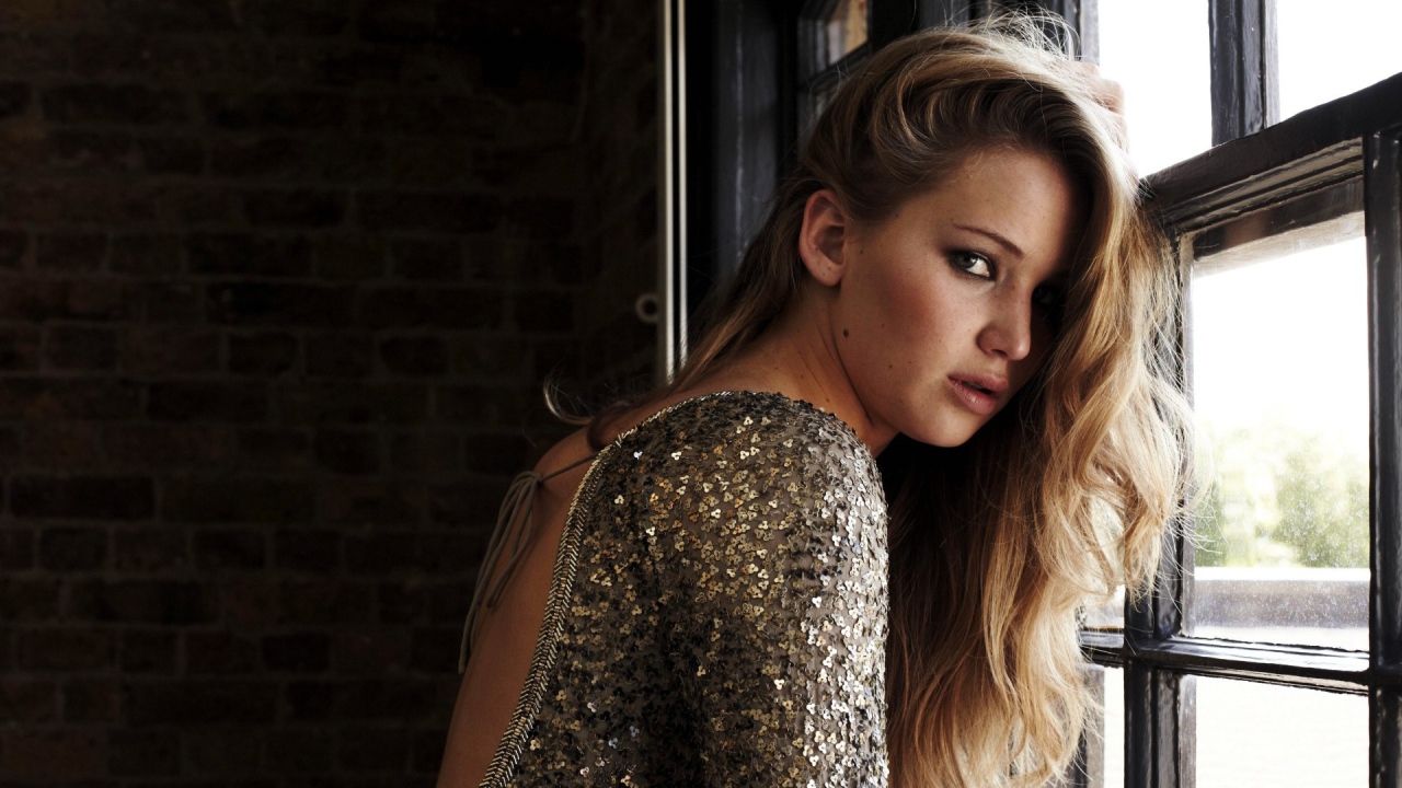 Дженифер у окна