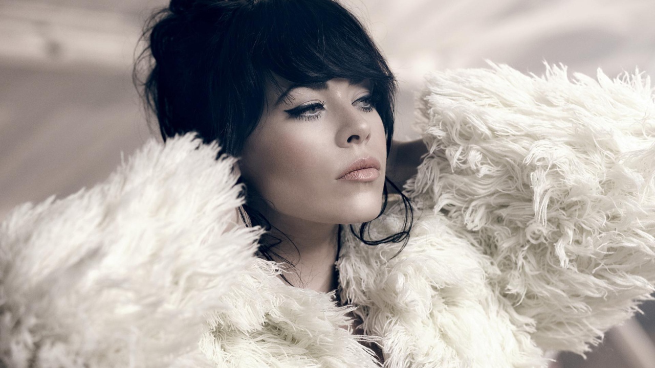 Alex Hepburn в белой шубке