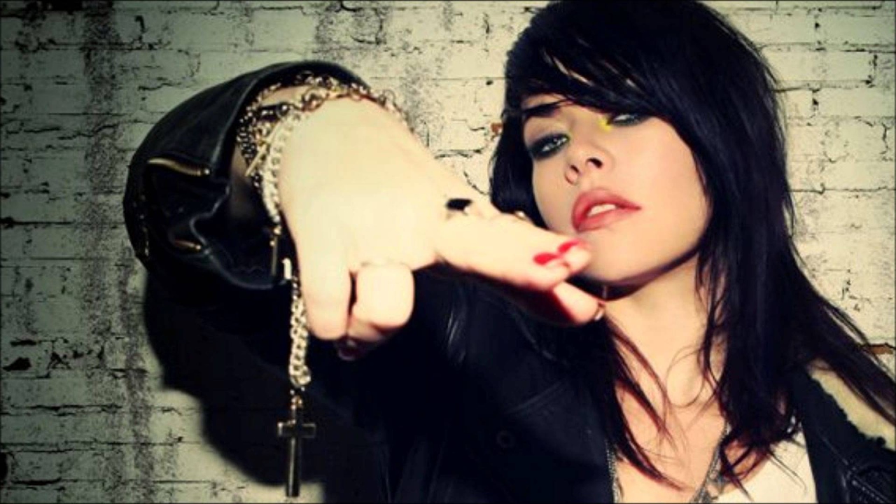 Alex Hepburn на фоне стены