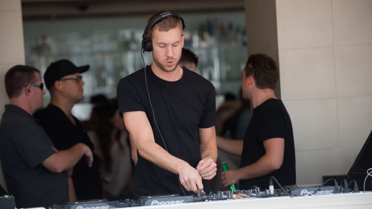 Calvin Harris в наушниках