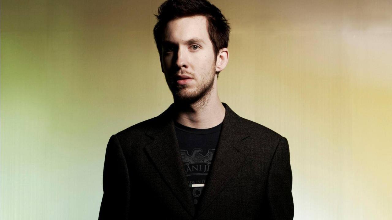 Calvin Harris на цветном фоне