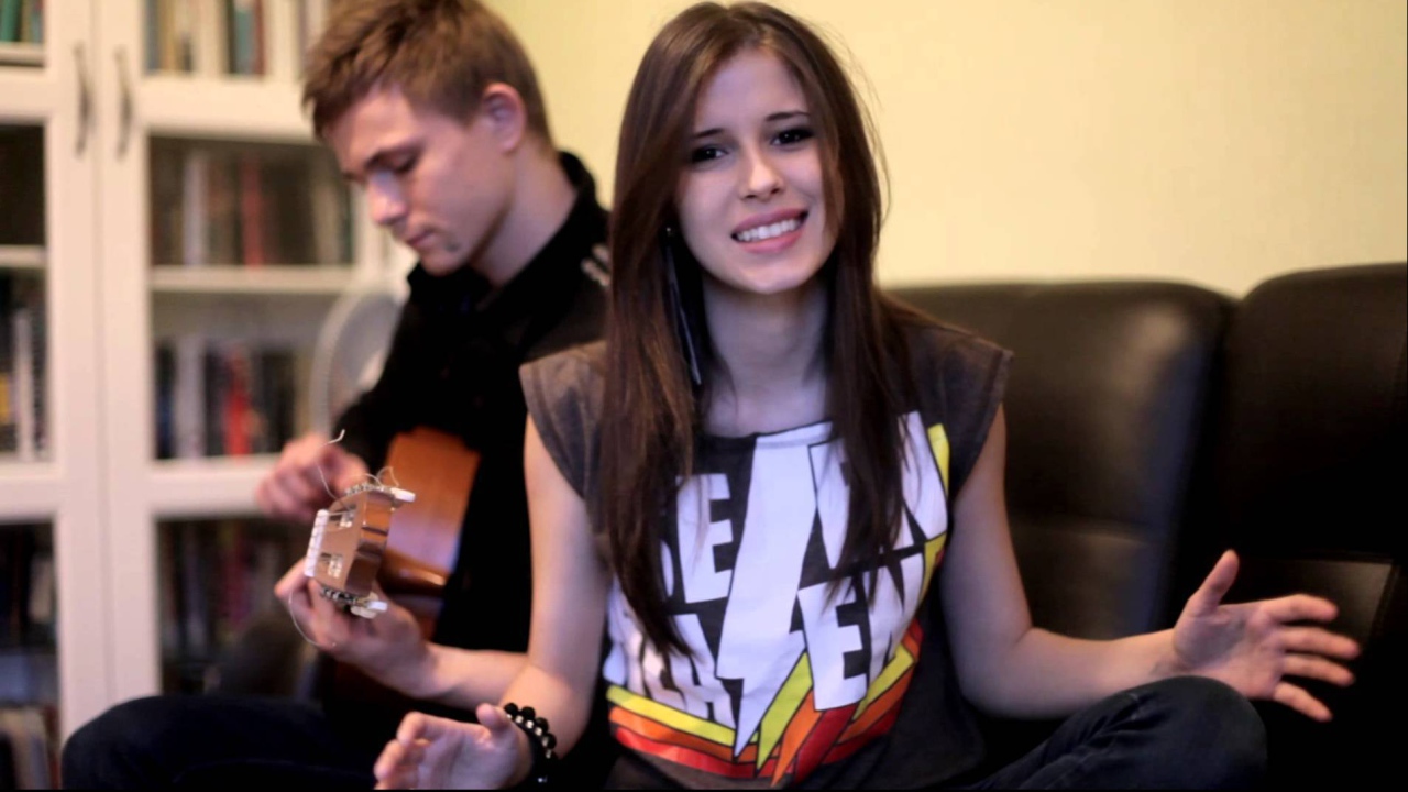 Эльвира Т поет под гитару