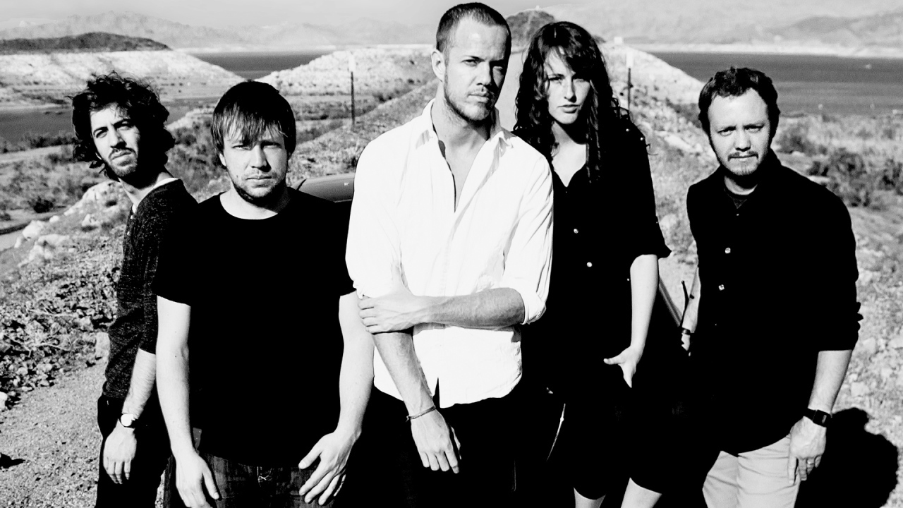 себе дракона: вся группа в пустыне