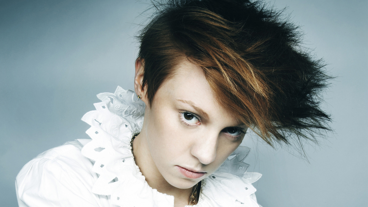 La Roux в белой рубашке