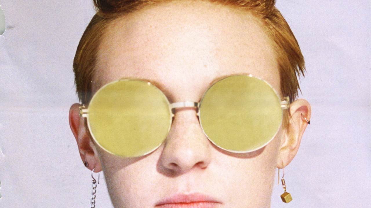 La Roux в желтых очках