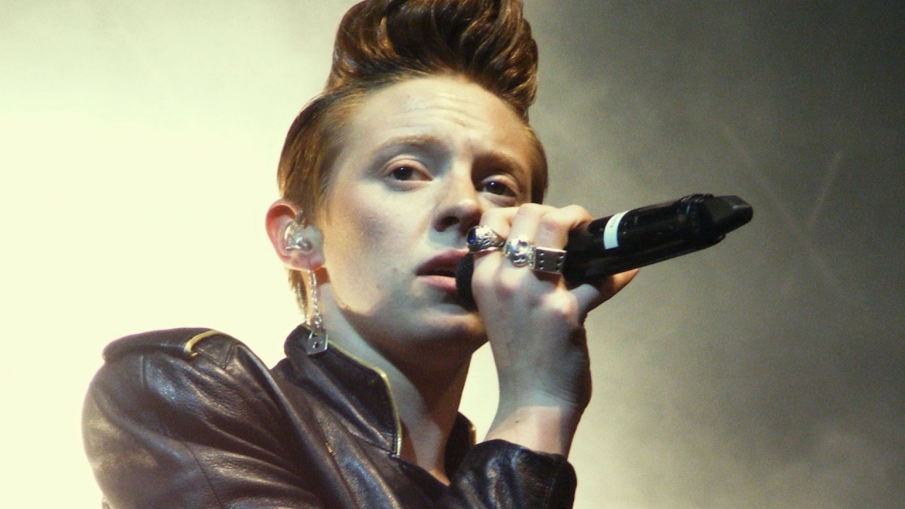 La Roux поет свои песни