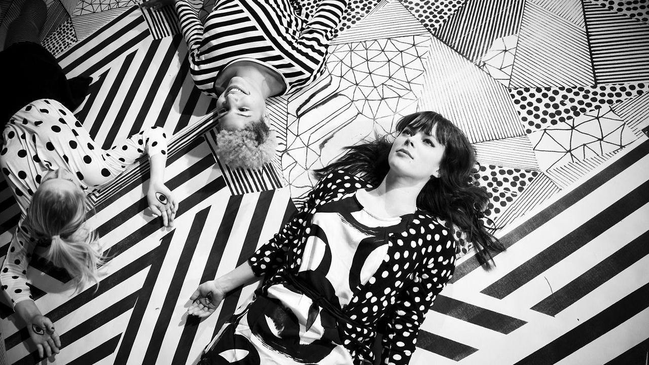 Ленка на фоне абстракции