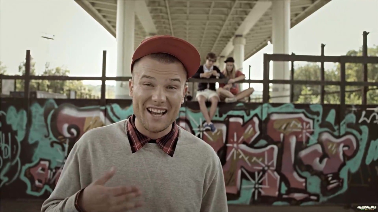 Макс Корж около граффити