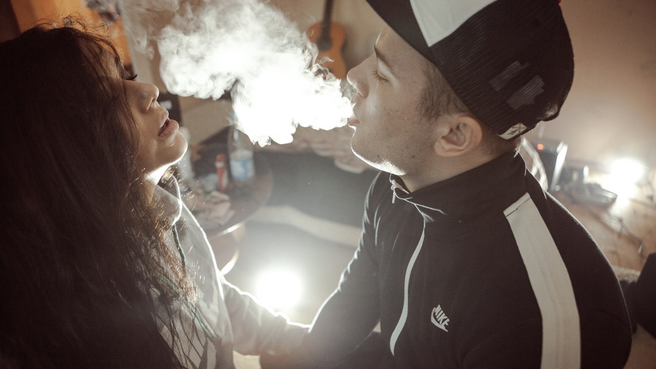 Макс Корж пускает сигаретный дым