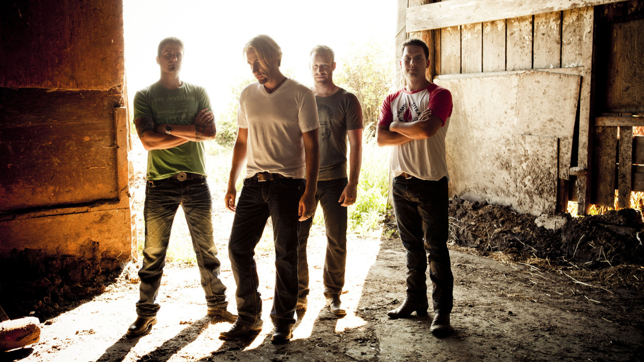 Никэлбек в сарае