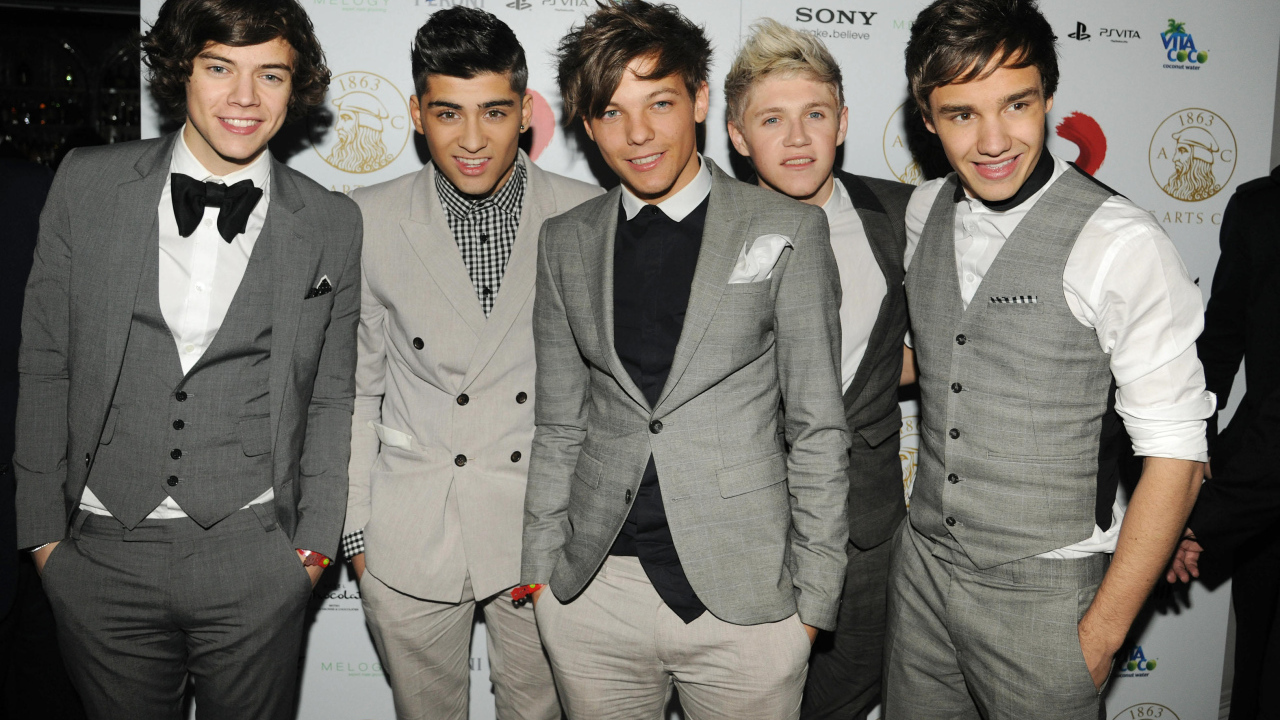 One Direction в костюмах