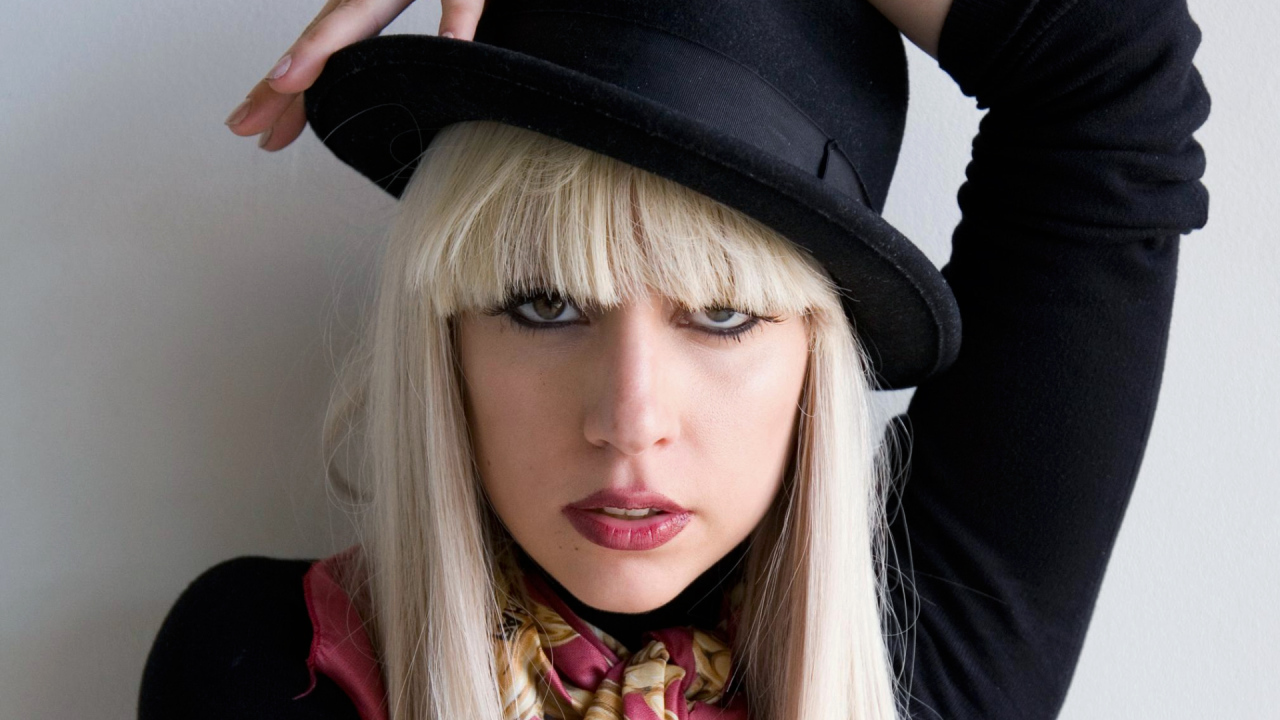 Эпатажная певица Леди Гага в шляпе