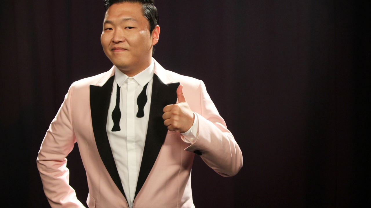 PSY в костюме