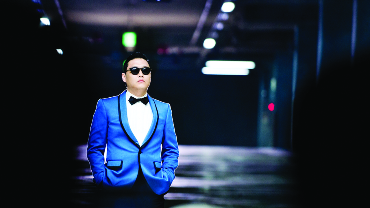 PSY в голубом костюме