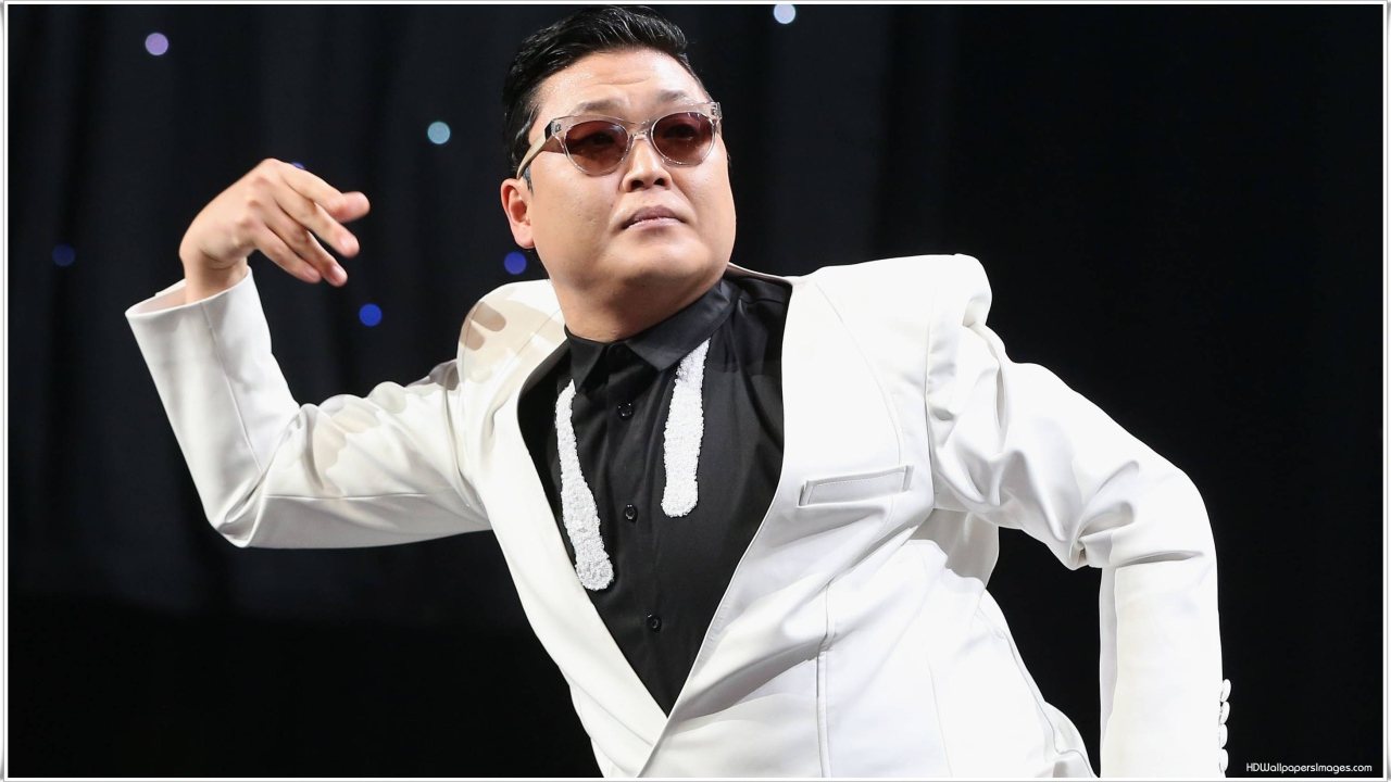 PSY в белом пиджаке