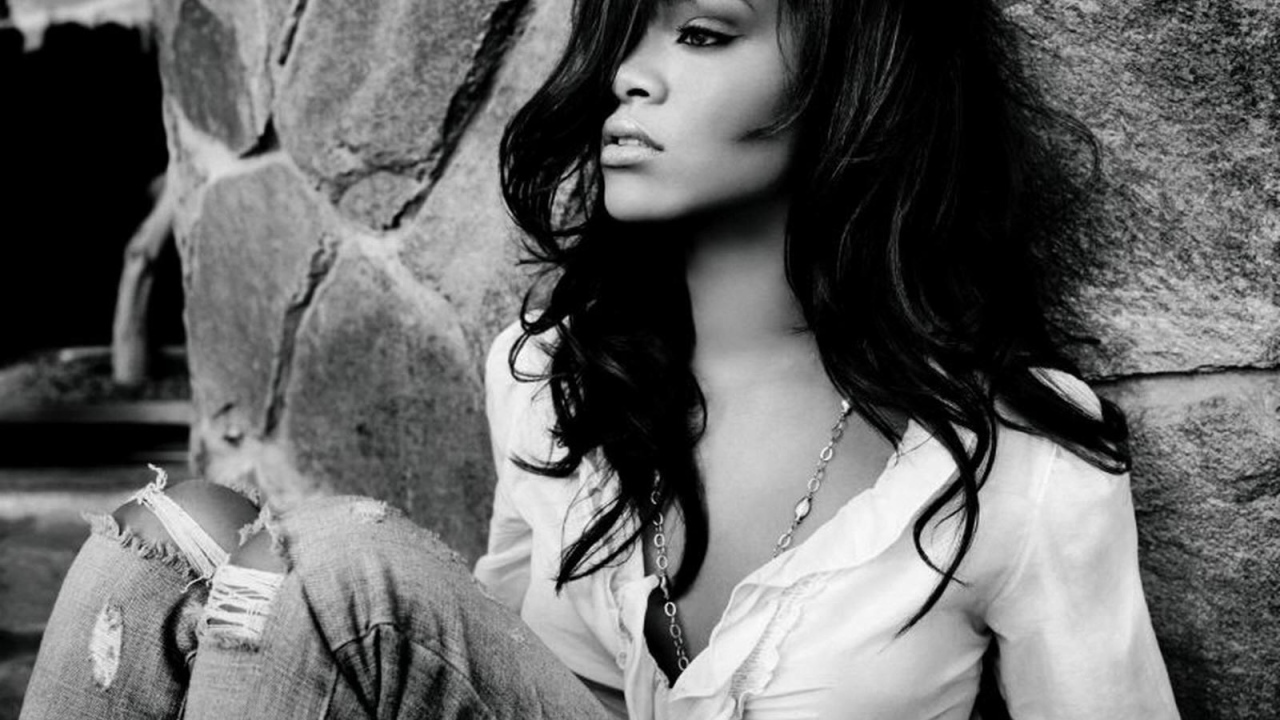 Рианна позирует для новых обоев HD
