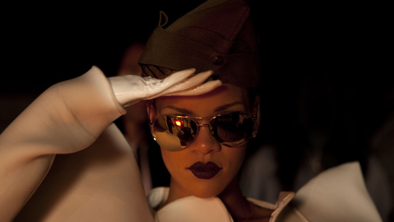 Рианна позирует как солдат