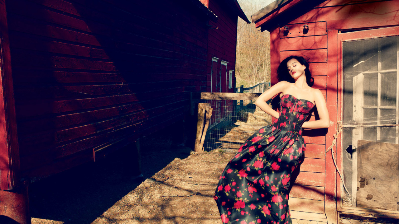 Певица Кэти Перри в красивом платье, новая фотосессия