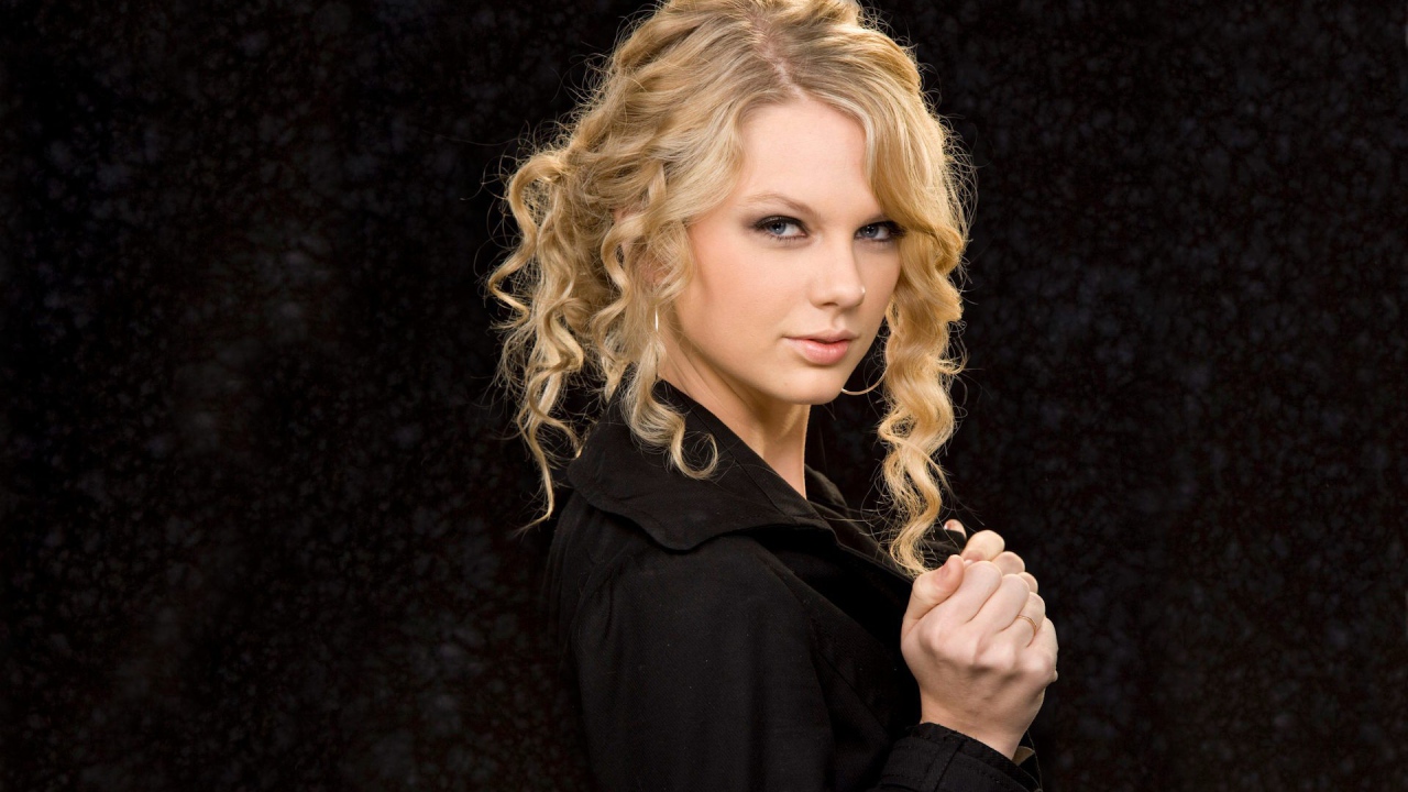Taylor Swift в черном свитере