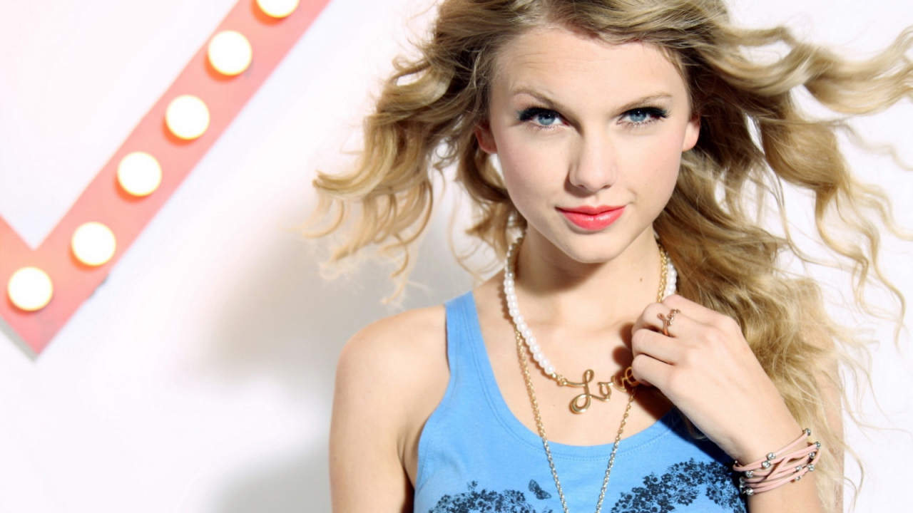 Taylor Swift в голубом платье