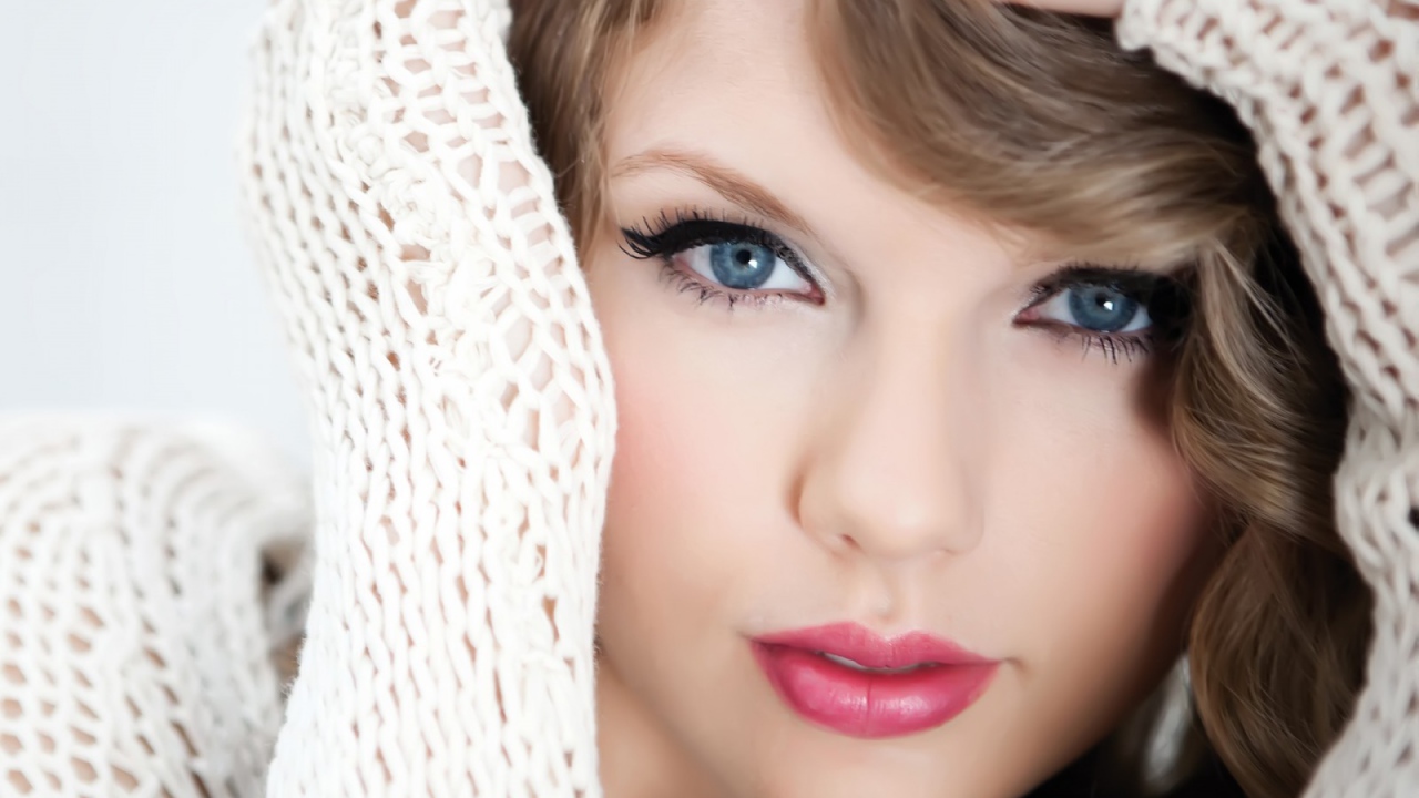 Taylor Swift в свитере