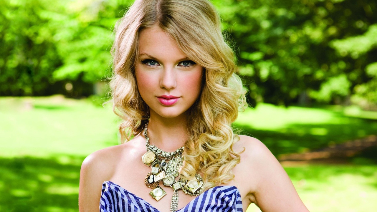 Taylor Swift в парке летом