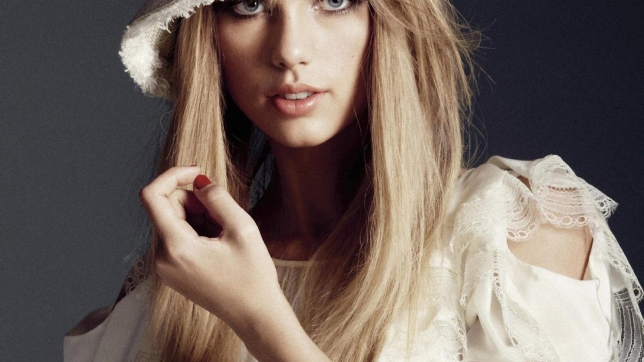 Taylor Swift в белой шляпе