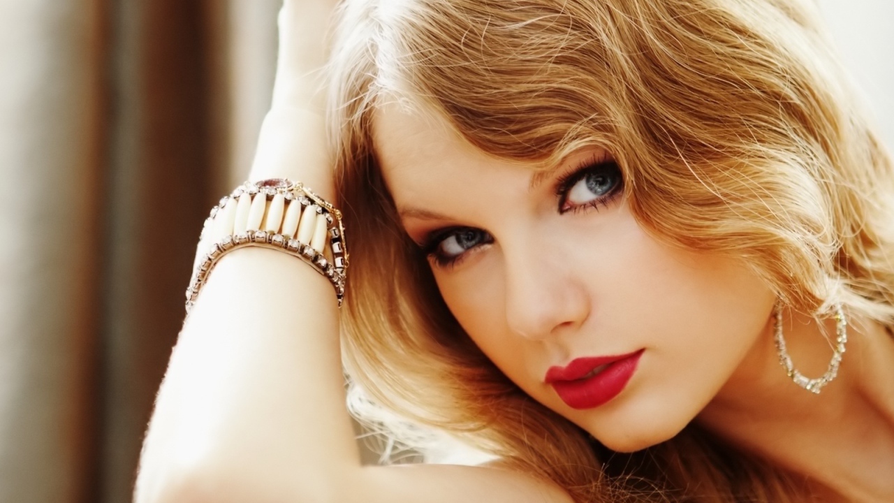 Taylor Swift красные губы