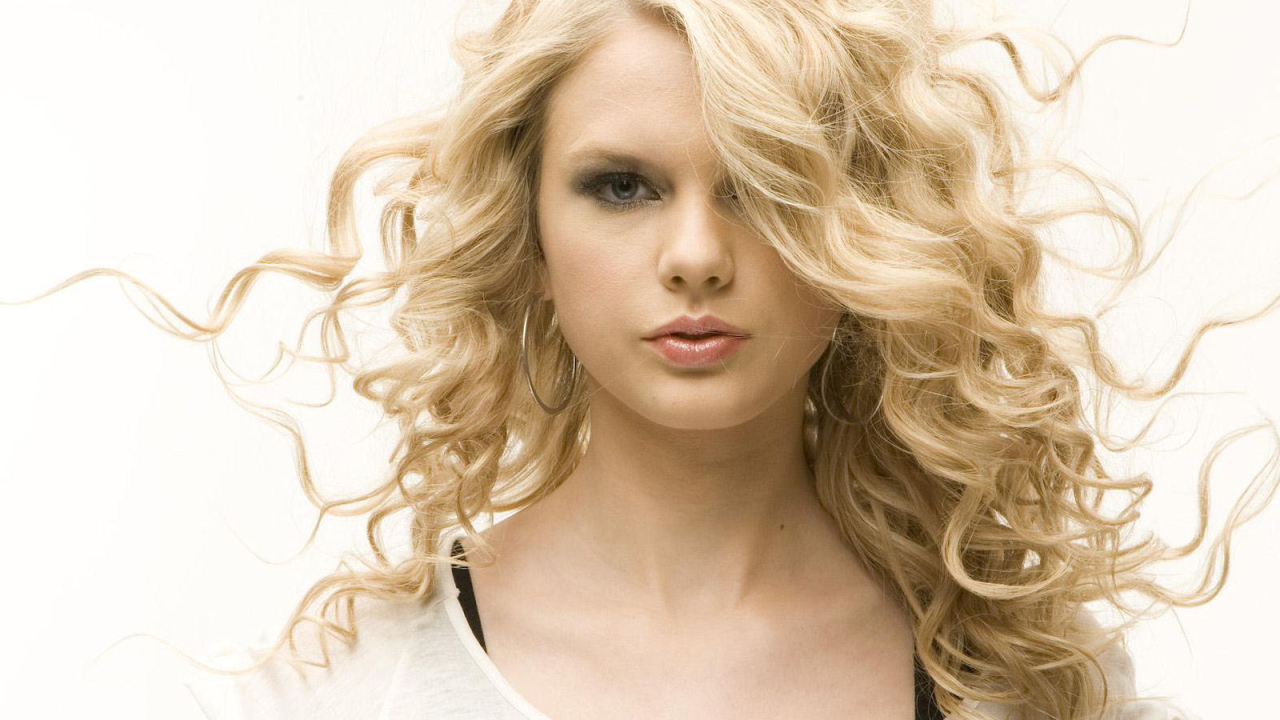 Taylor Swift под действием ветра