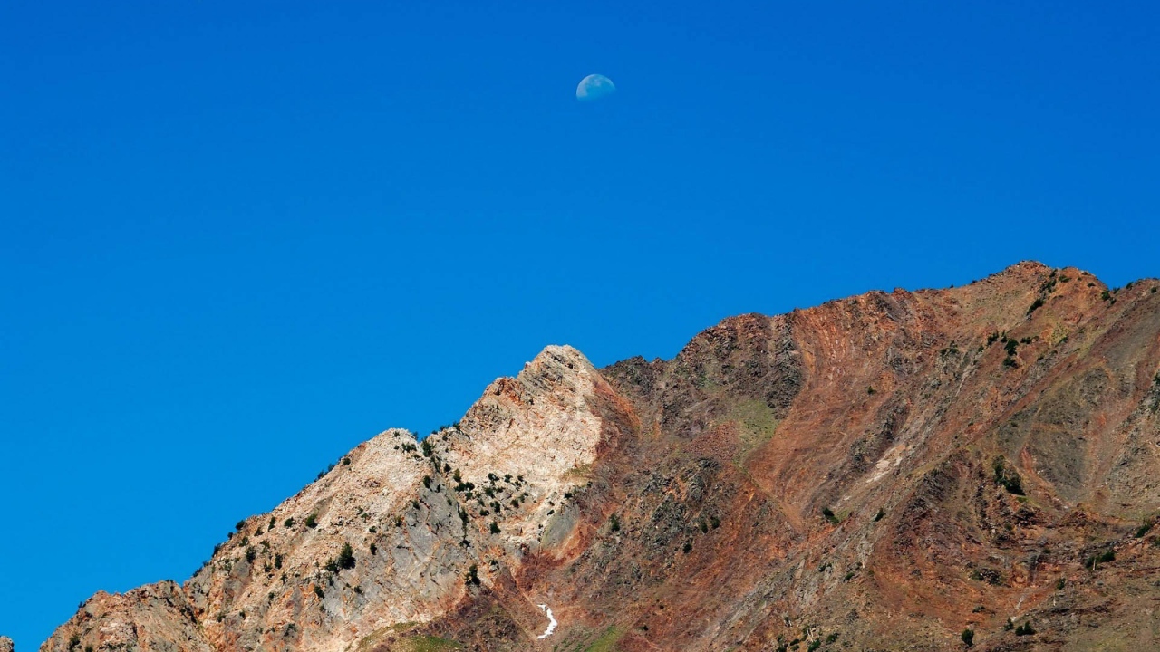 Луна над горами