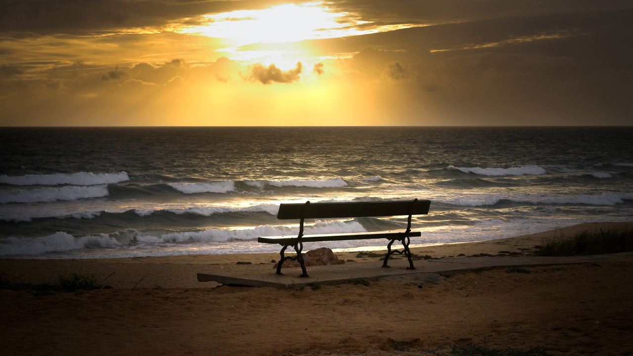 Лавочка на пляже