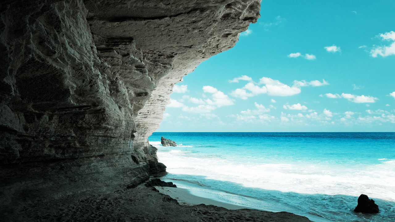 Каменный обрыв на пляже