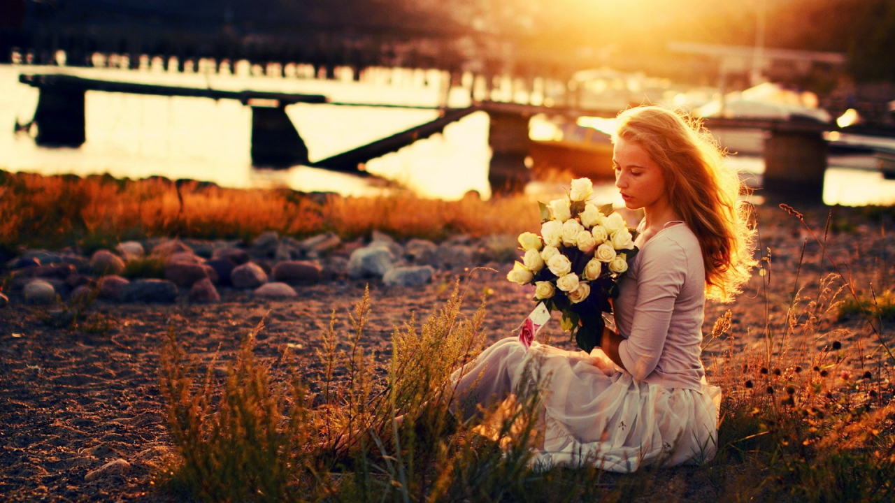 Девушка на природе с букетом роз