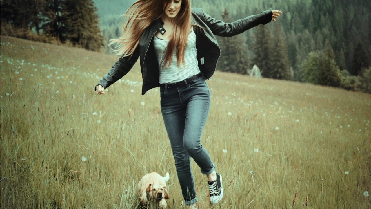 Девушка с собачкой бежит по полю