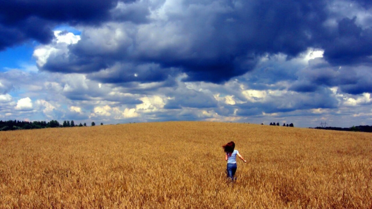 Девушка бежит по полю