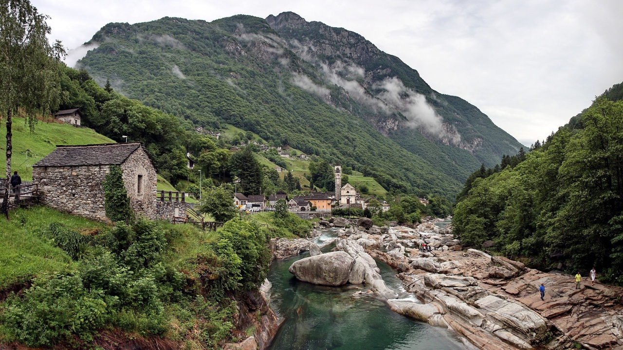 Дом из камней у горной реки