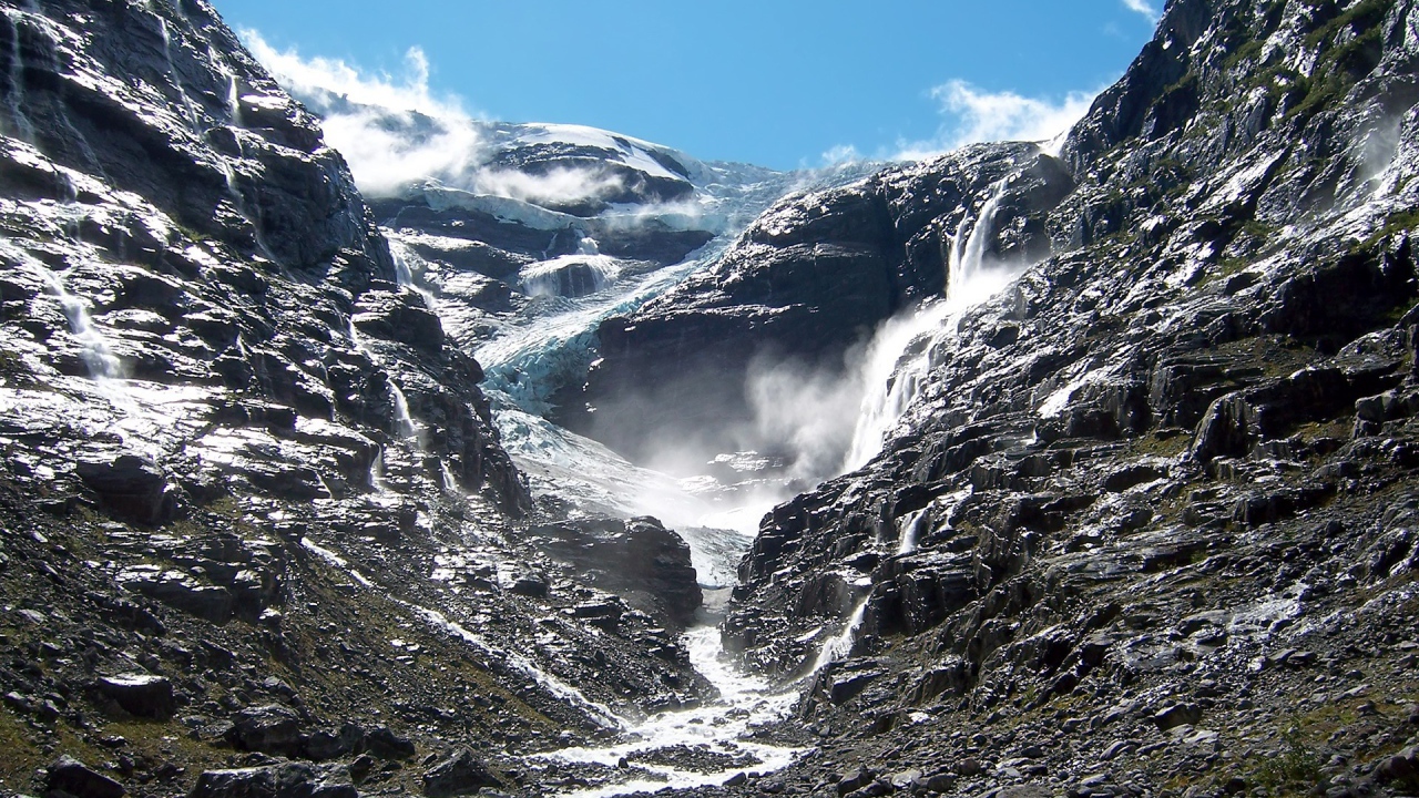 В горах тают ледники