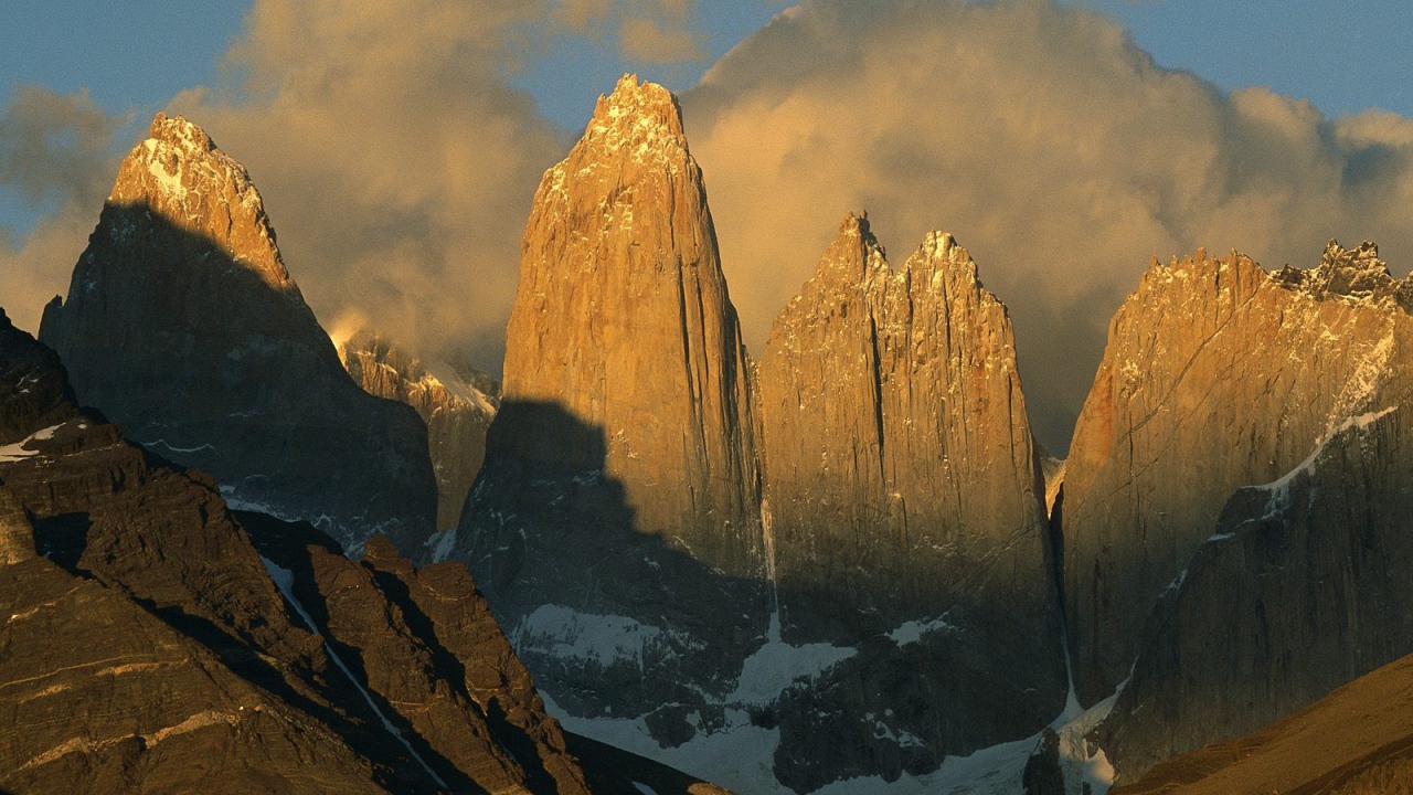 Скалы освещенные солнцем