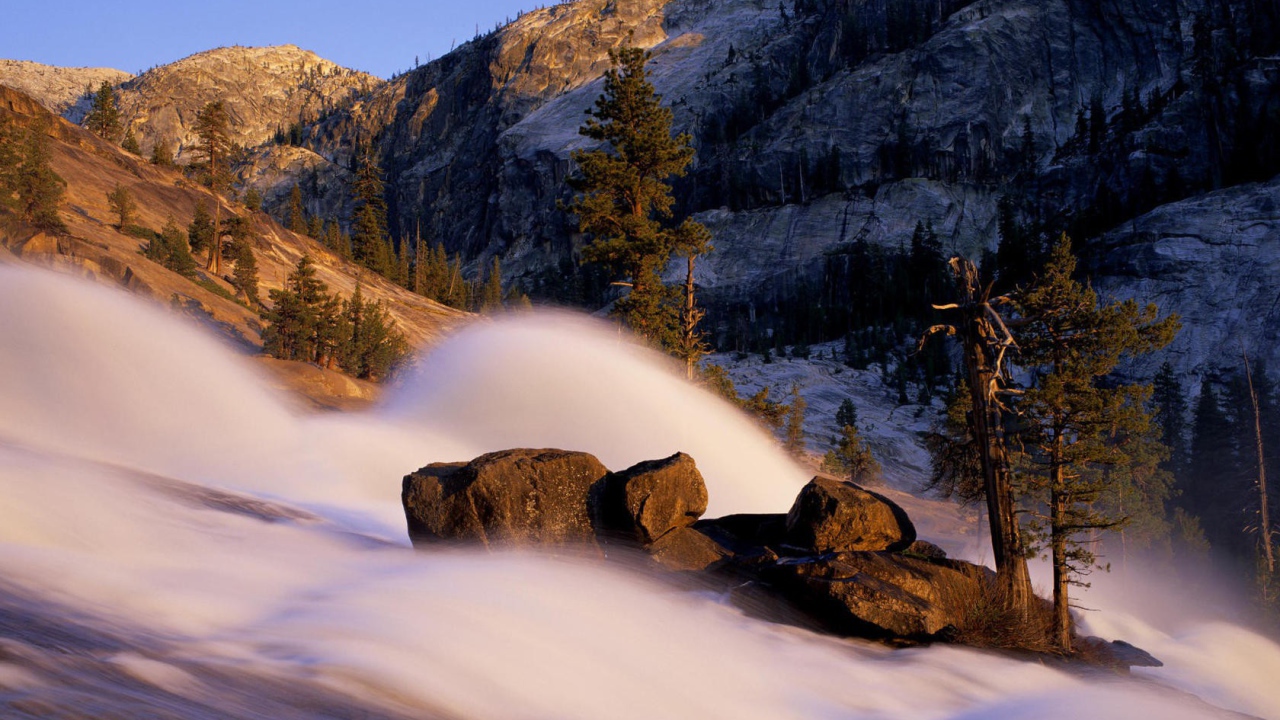 Снежная лавина в горах