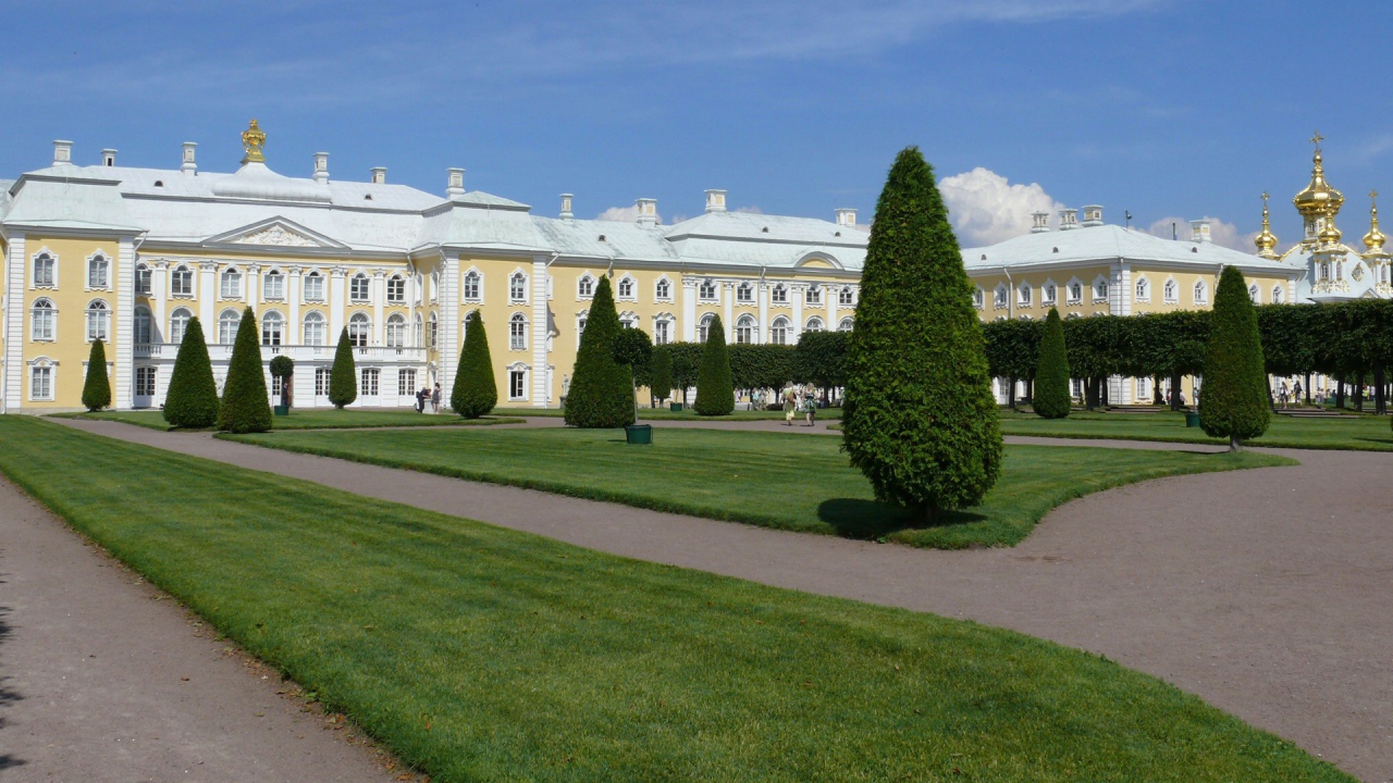 Красиво подстриженные деревья